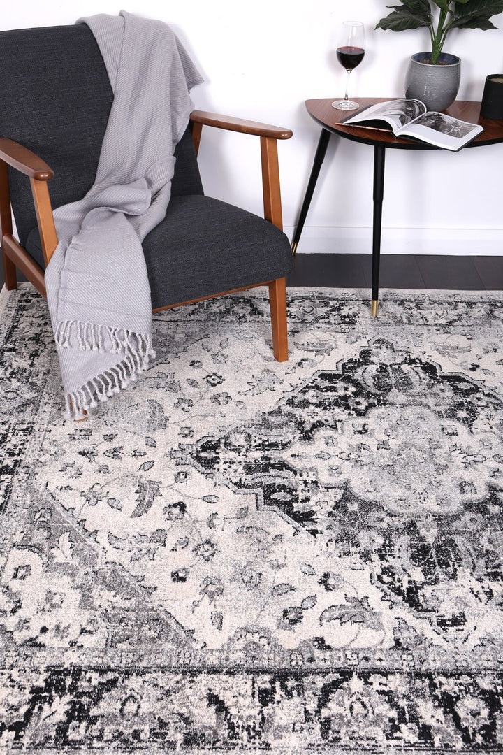 Delicate Grey Traditional Rug