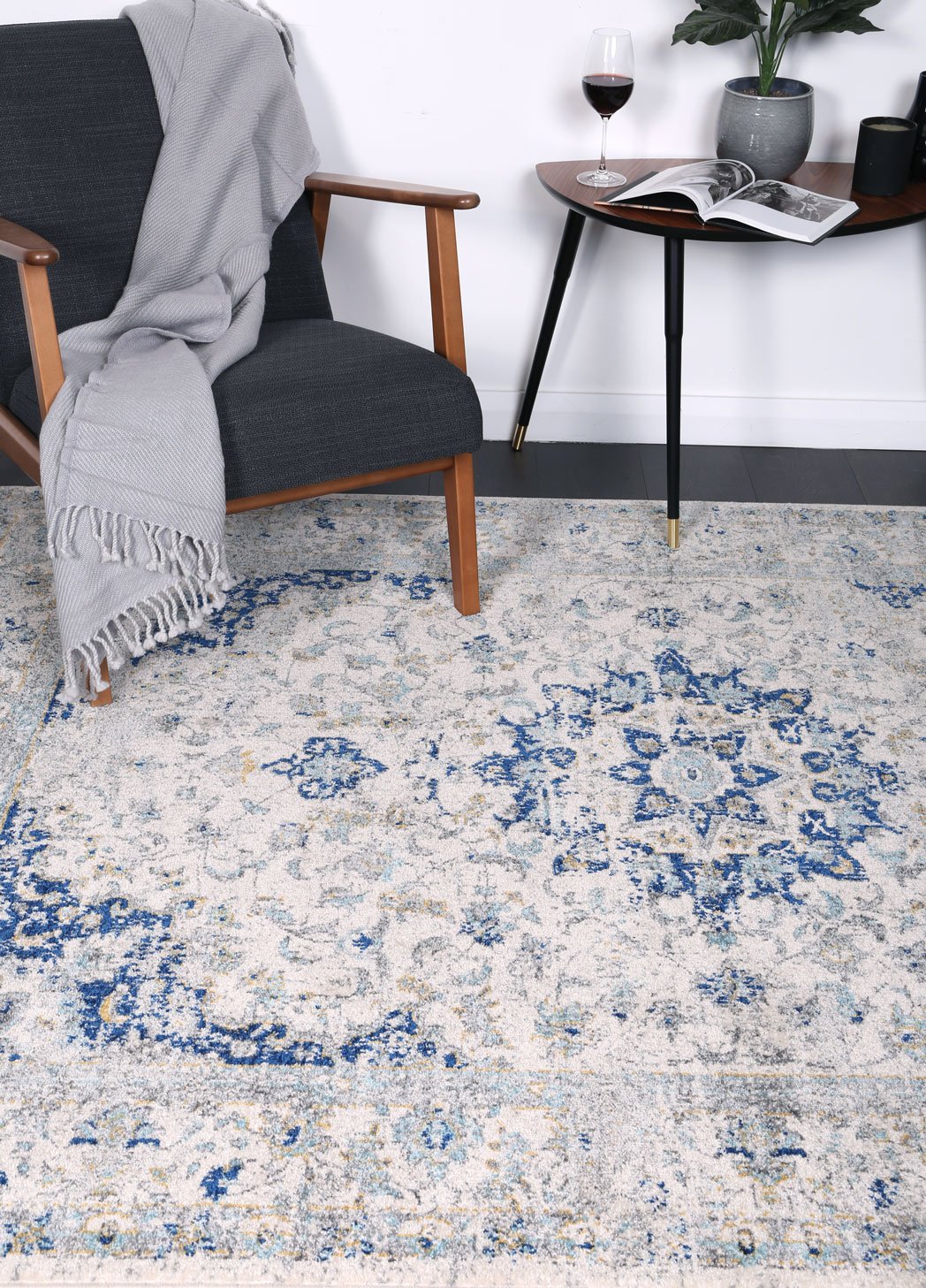 Delicate Navy Blue Traditional Rug