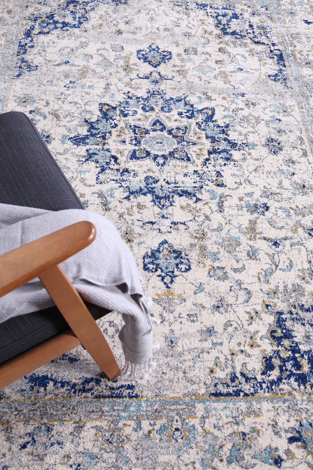 Delicate Navy Blue Traditional Rug